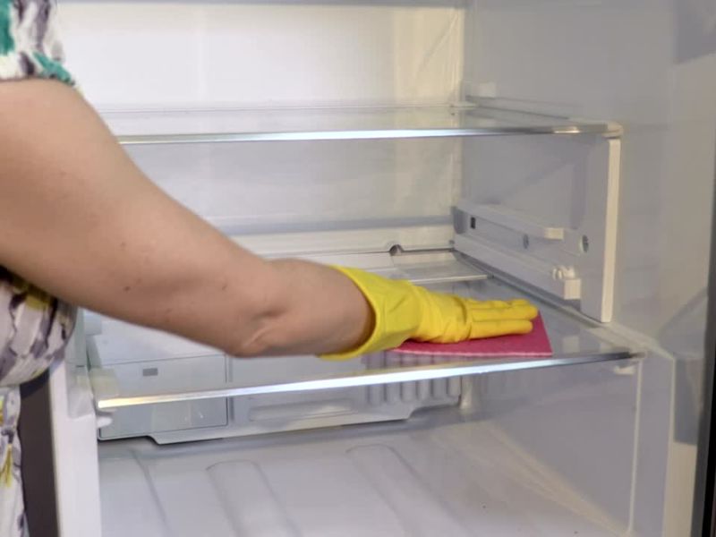 žena čisti frižider