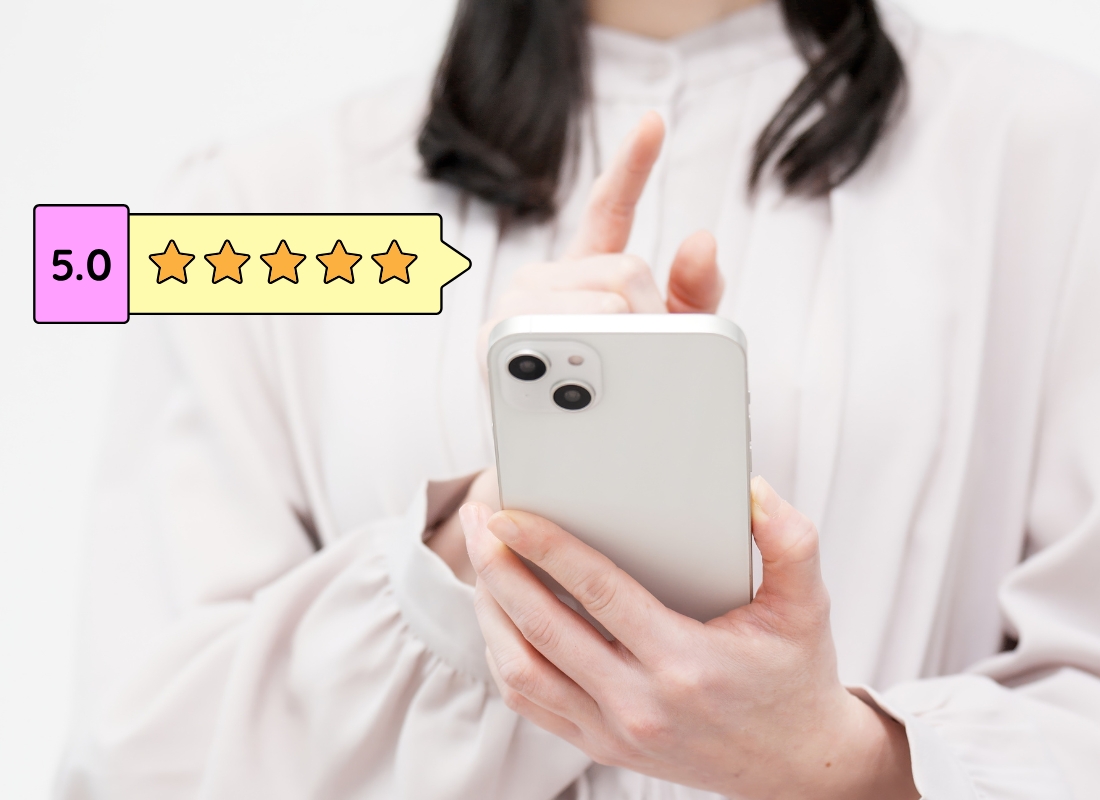 prikaz devojke koaj drži telefon u ruci i proverava recenzije online