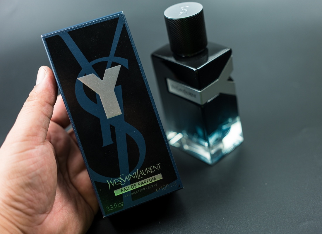 prikaz ysl parfema i kutije kod momka u ruci