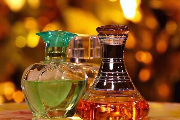 Kako prepoznati originalne parfeme i izbeći kopije prikaz tri različita parfema na drvenom stolčiću