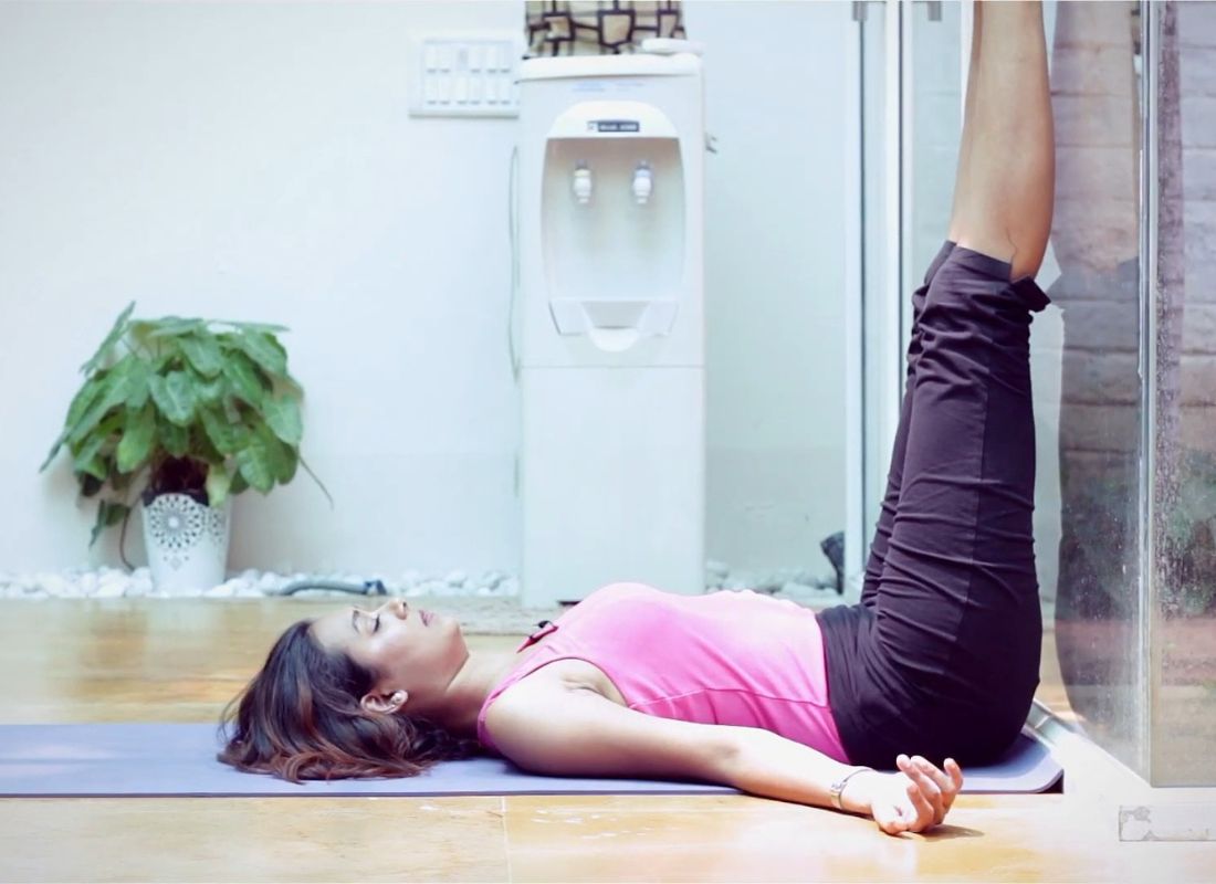 devojka radi Viparita Karani joga vežbu