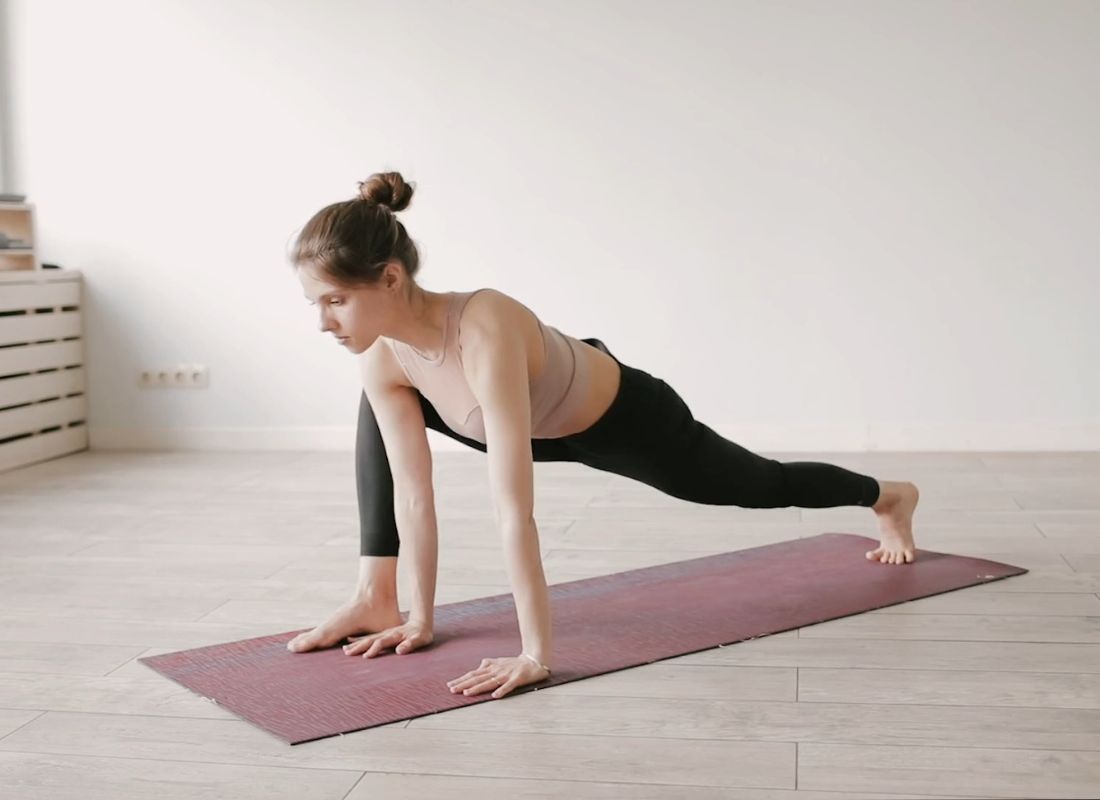 devojka radi joga vežbu