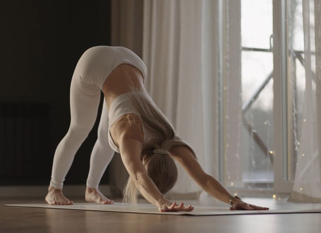 devojka radi vežbe joge