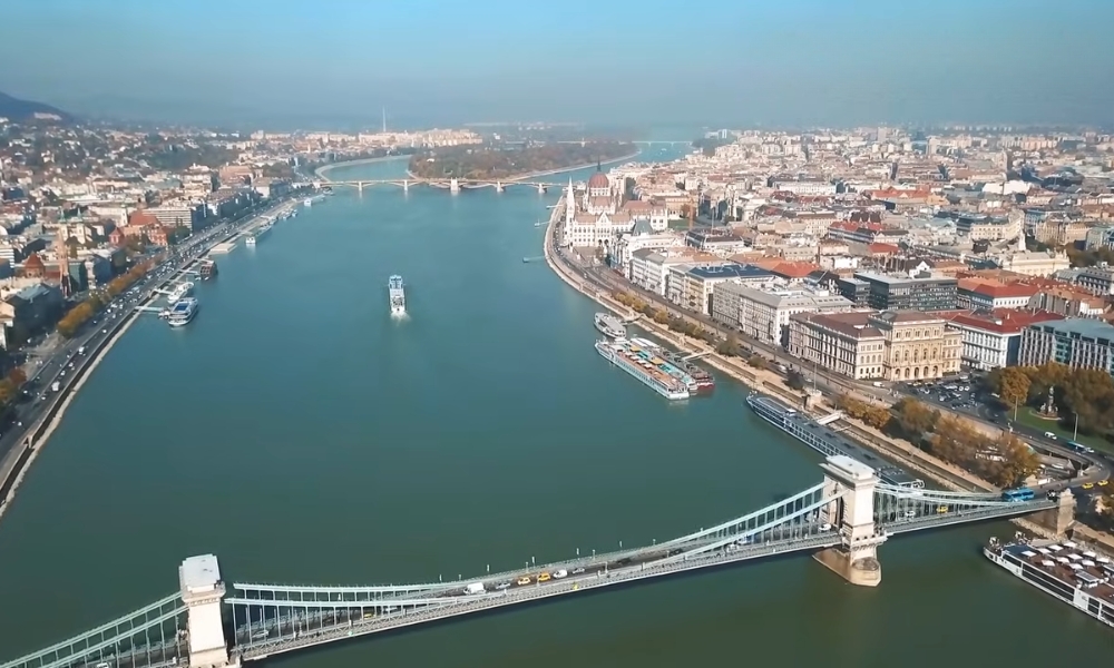 Gemini saidOčaravajuća panorama Dunava u Budimpešti pruža nezaboravan pogled na reku, njene čuvene mostove