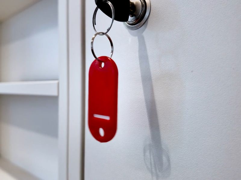 prikaz crvenih priveska za ključeve na ključevima