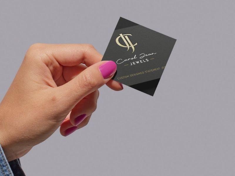 devojka drži logo stiker u ruci