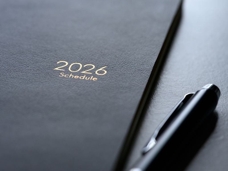 Minimalistički planer za 2026. godinu sa crnom olovkom