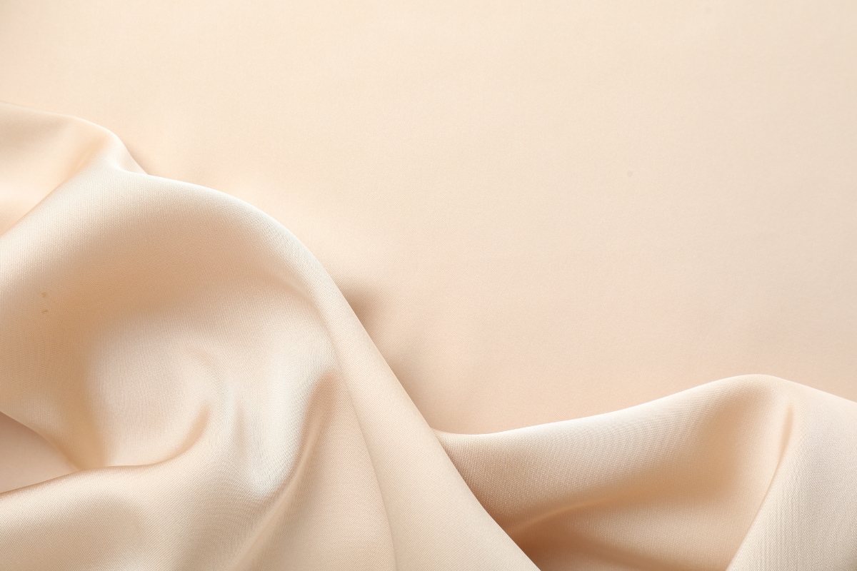 prikaz materijala od svile na krem pozadini