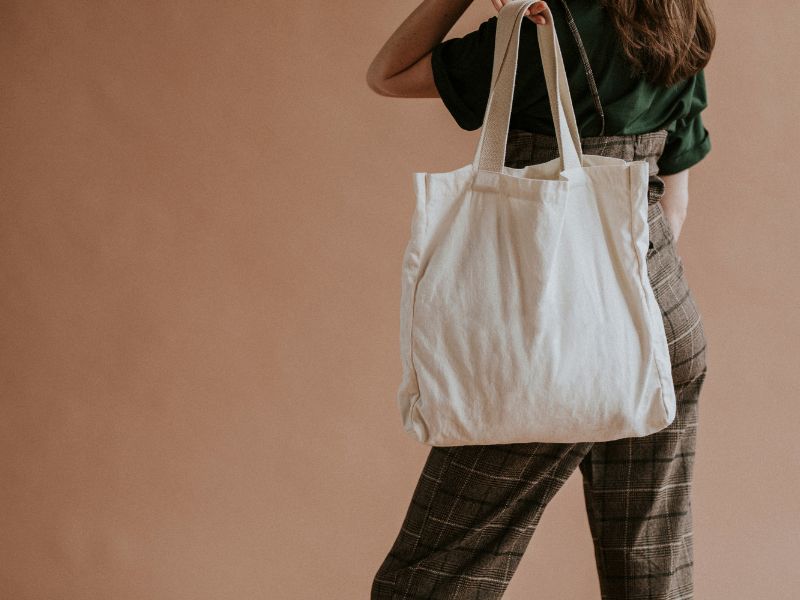 žena sa bež cegerom na ramenu