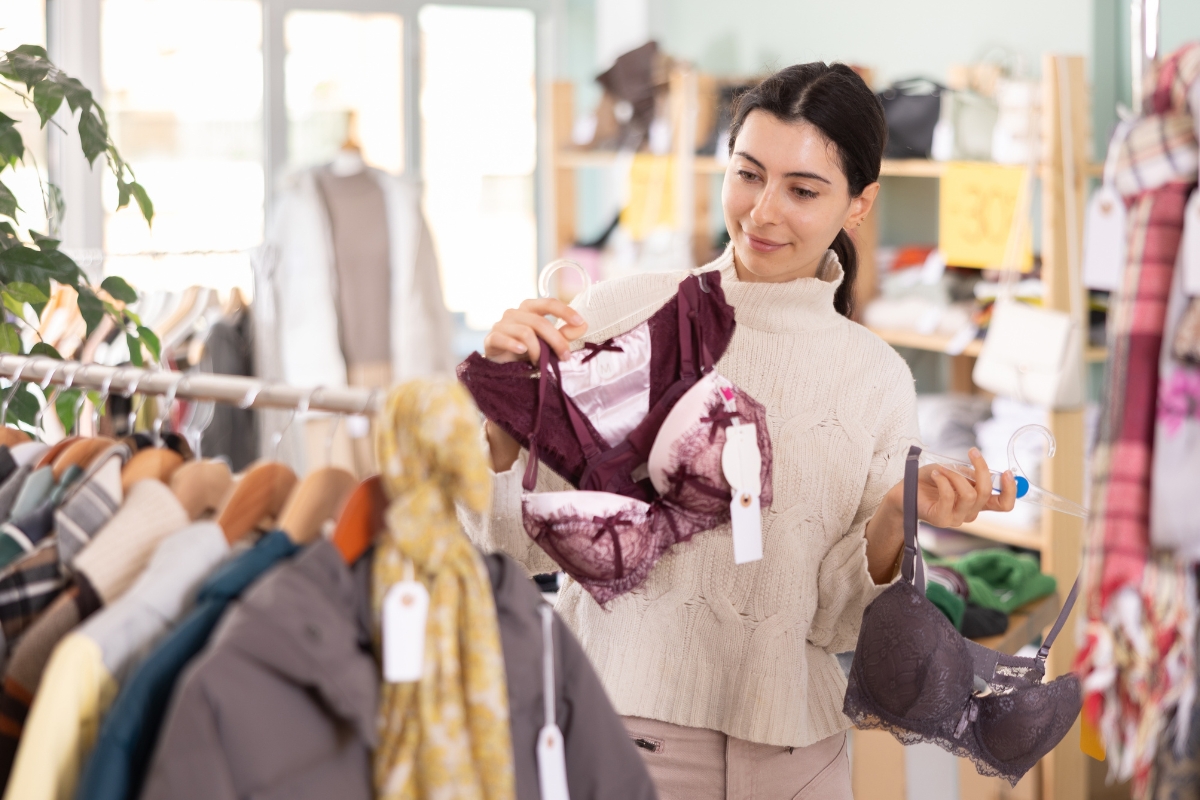devojka drži donji veš u ruci i bira koji ad kupi