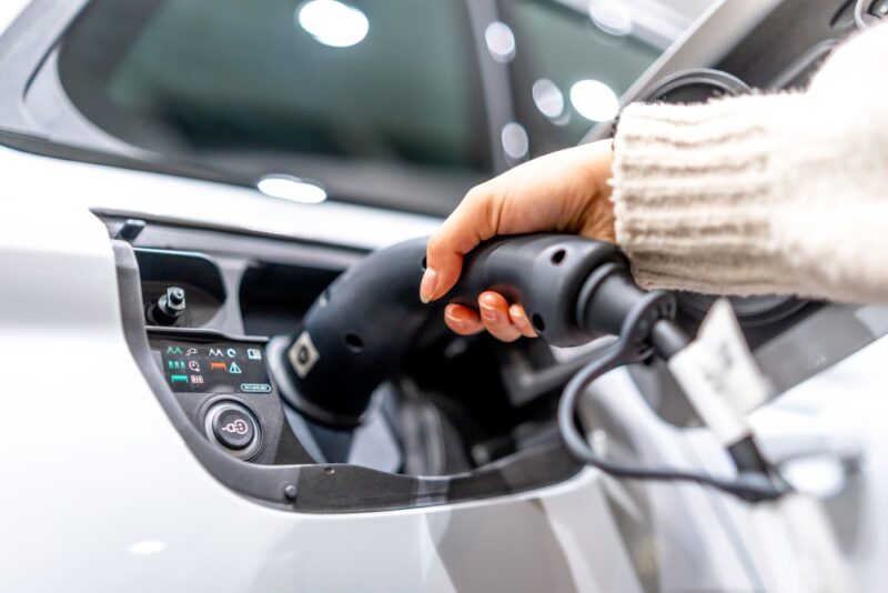 Priključivanje električnog automobila na punjač na odmorištu duž auto-puta Princeza Ksenija u Crnoj Gori