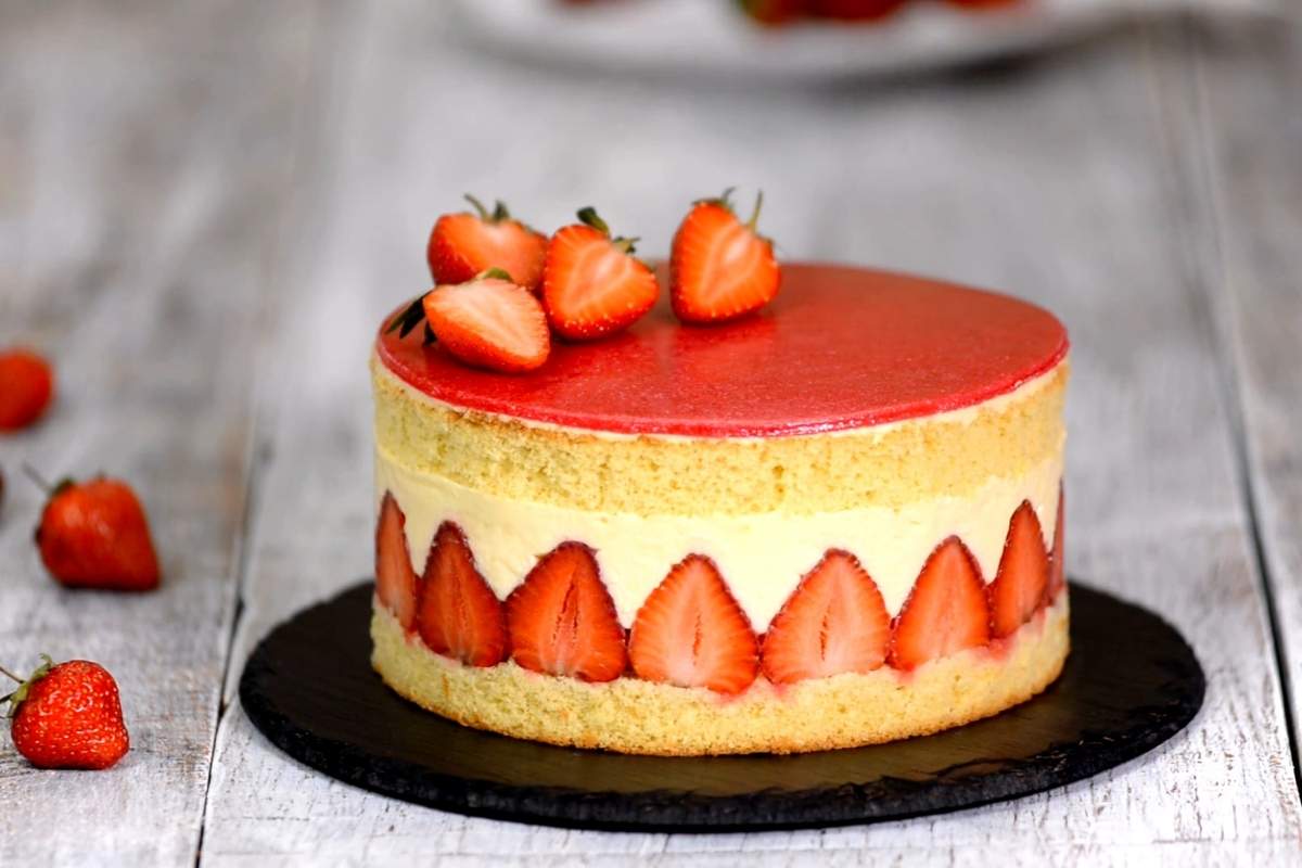 prikaz bento torte sa jagodama i žutim filom
