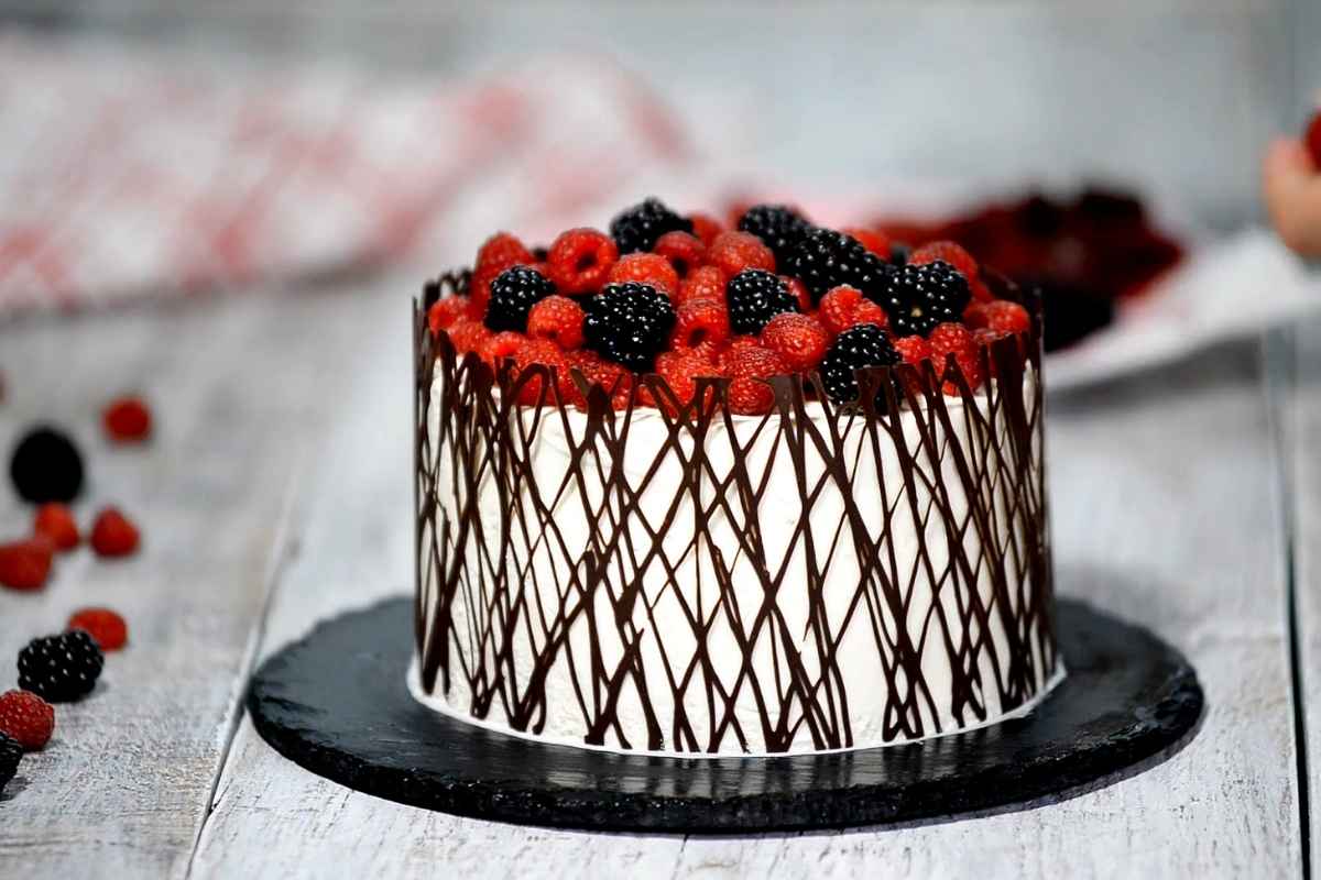 prikaz bento torte sa crvenim voćem i čokoladom
