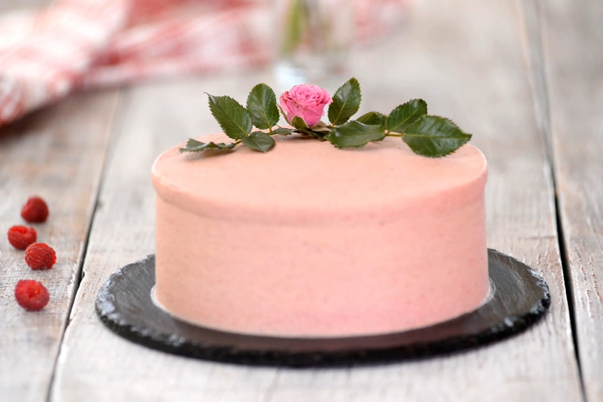 roze bento torta sa cvetom ruže