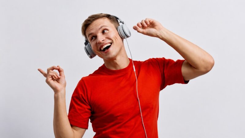 Osoba sa over-ear slušalicama uživa u slušanju muzike, prikaz udobnosti tokom višesatnog korišćenja.