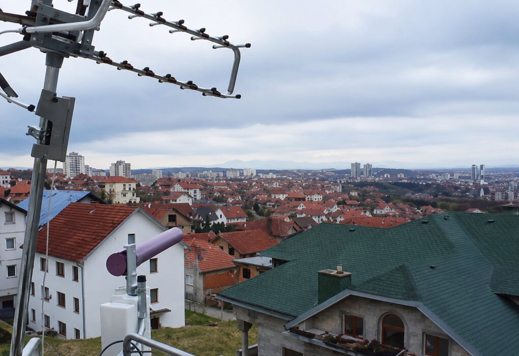 Panoramski pogled sa visoke terase preko beogradskih krovova, stambenih zgrada i udaljenih brda