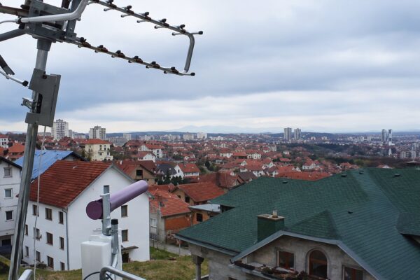 Panoramski pogled sa visoke terase preko beogradskih krovova, stambenih zgrada i udaljenih brda