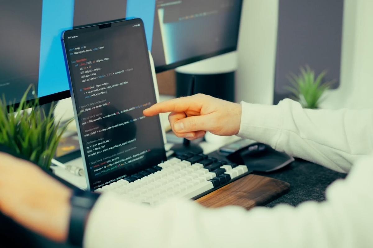 osoba radi uz pomoć softverskog programa na tabletu