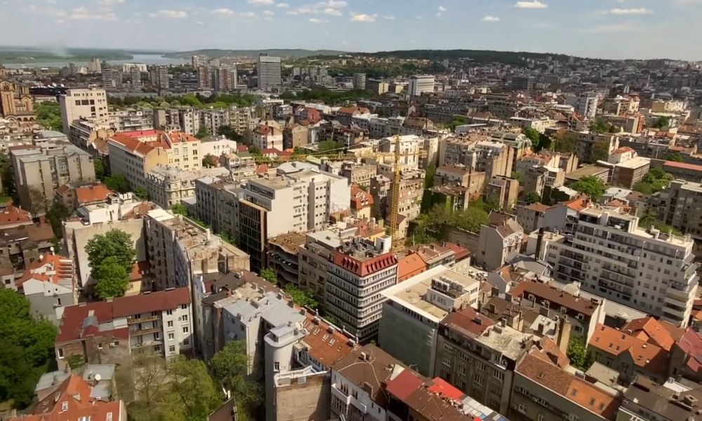 Panoramski pogled sa Beograđanke preko zgrada, krovova i zelenila u centru Beograda.