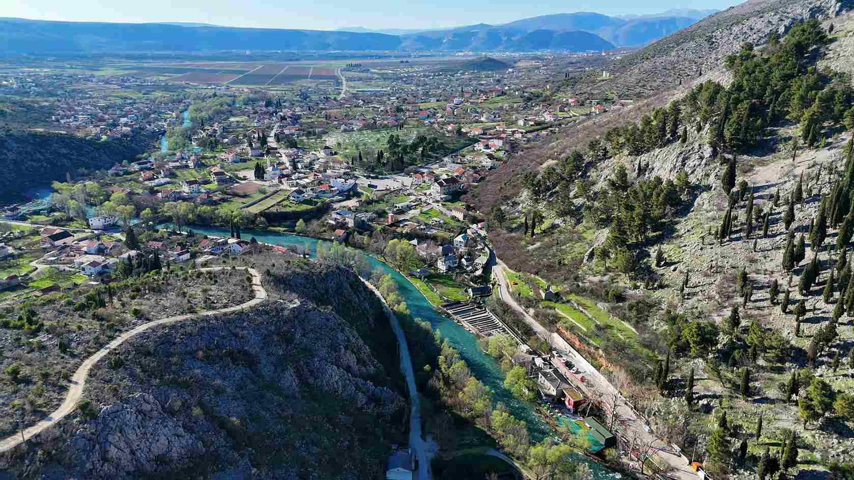 Panoramski pogled na Blagaj, reku Bunu i okolne planine u blizini Mostara.