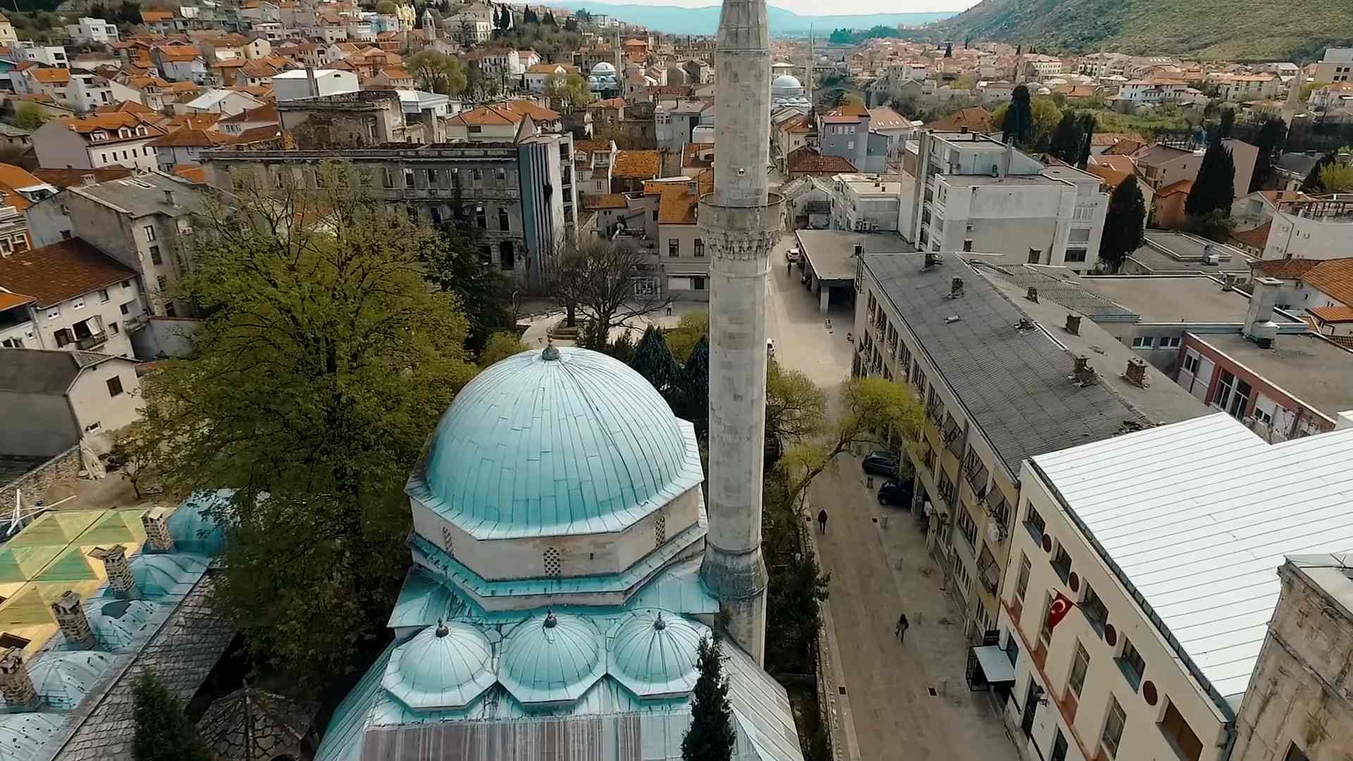 Karađoz-begova džamija izgrađena je 1557. godine i predstavlja jedan od najznačajnijih spomenika osmanske arhitekture u Mostaru.