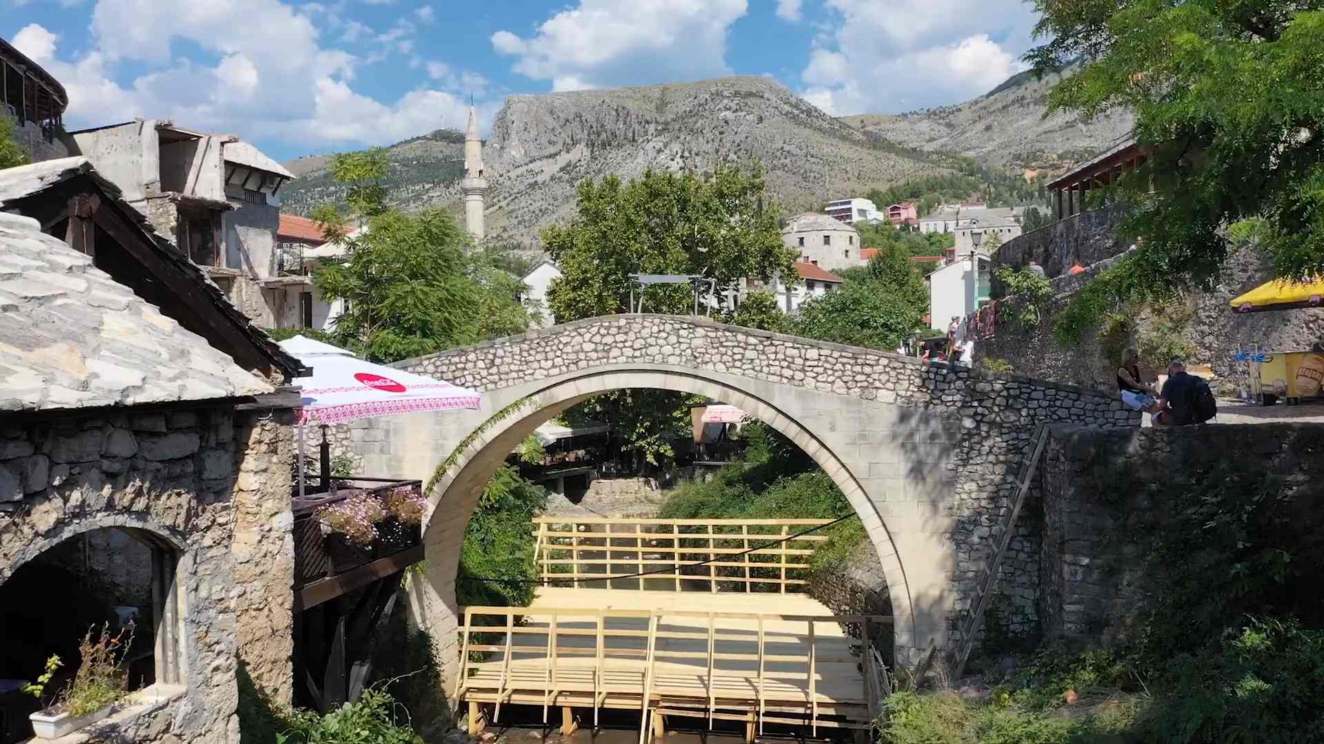 Kriva ćuprija u Mostaru izgrađena je pre Starog mosta i predstavlja jedan od najstarijih kamenih mostova u gradu.