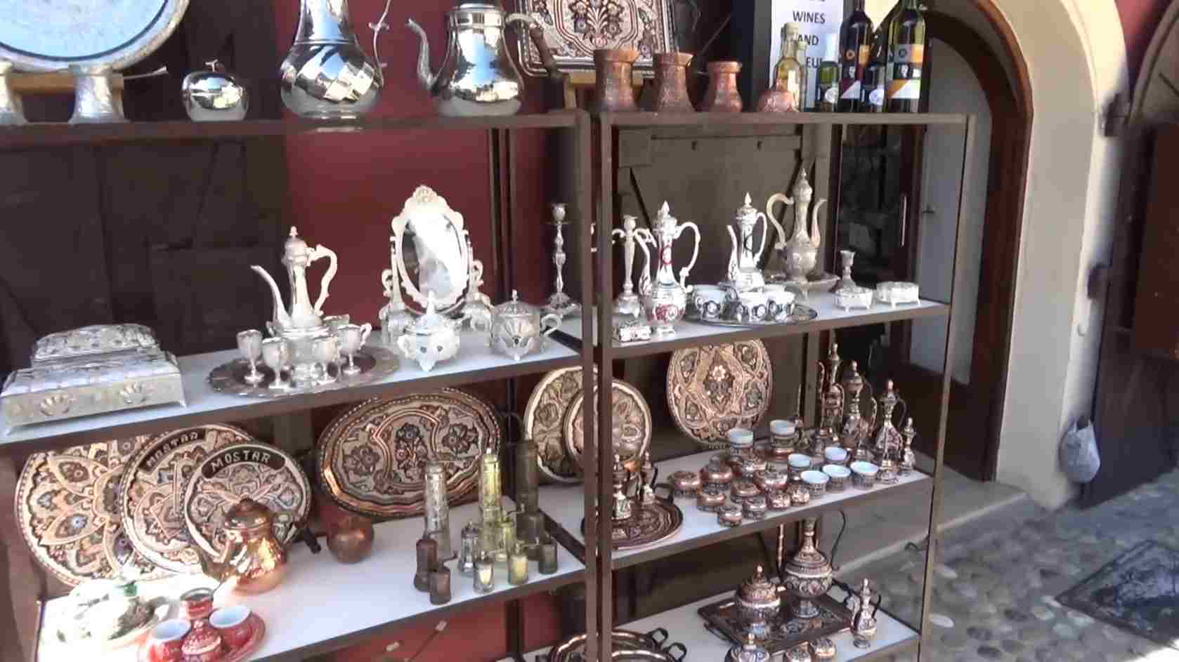 Kujundžiluk je stara zanatska ulica u Mostaru, poznata po bakarnom posuđu, tradicionalnim džezvama i ručno izrađenim suvenirima.