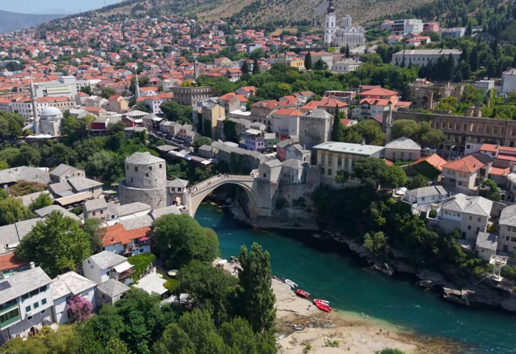 Stari most u Mostaru izgrađen je 1566. godine, a od 2005. nalazi se na UNESCO listi svetske baštine.