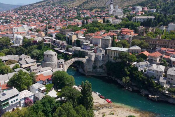 Stari most u Mostaru izgrađen je 1566. godine, a od 2005. nalazi se na UNESCO listi svetske baštine.