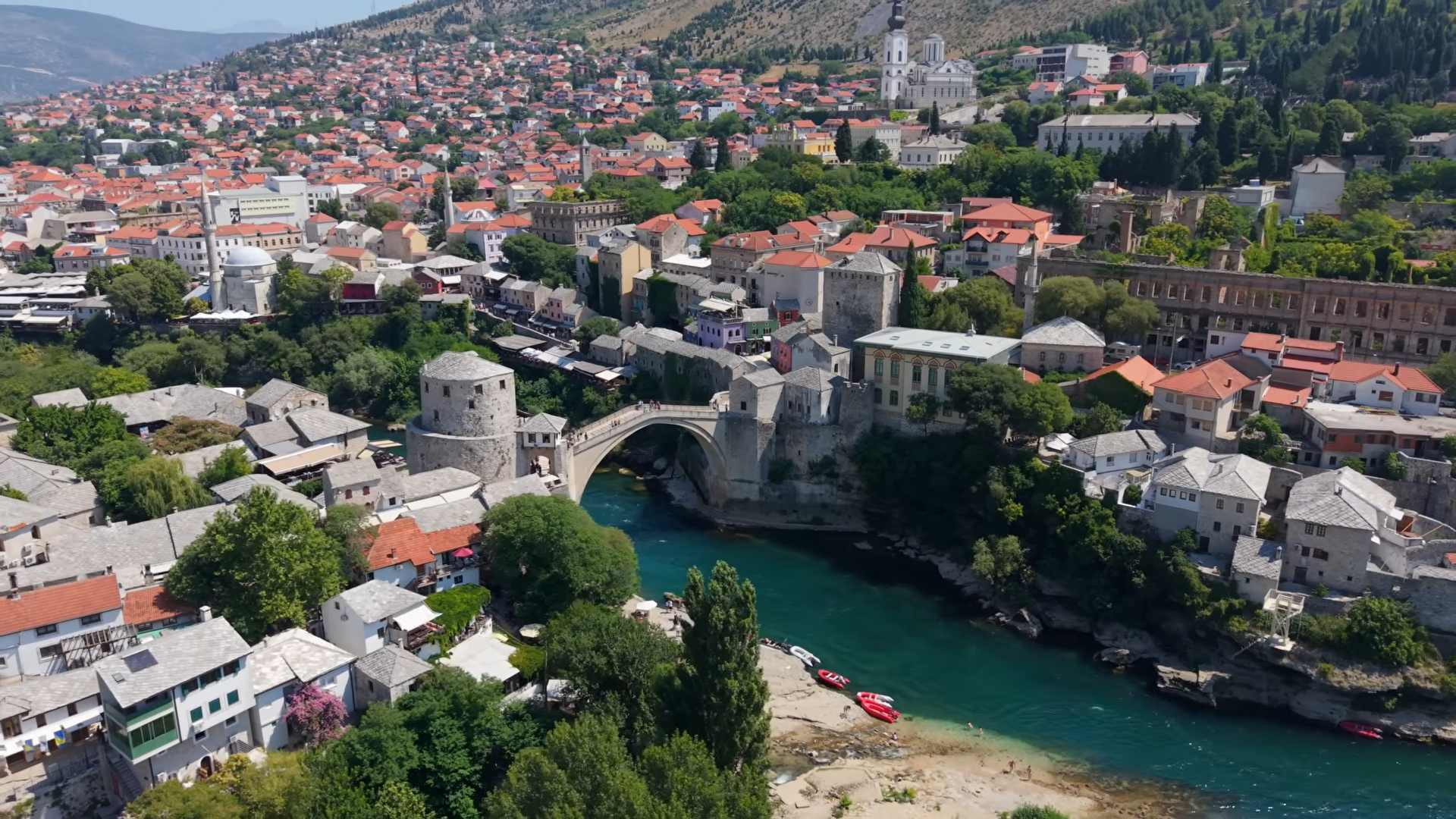 Stari most u Mostaru izgrađen je 1566. godine, a od 2005. nalazi se na UNESCO listi svetske baštine.