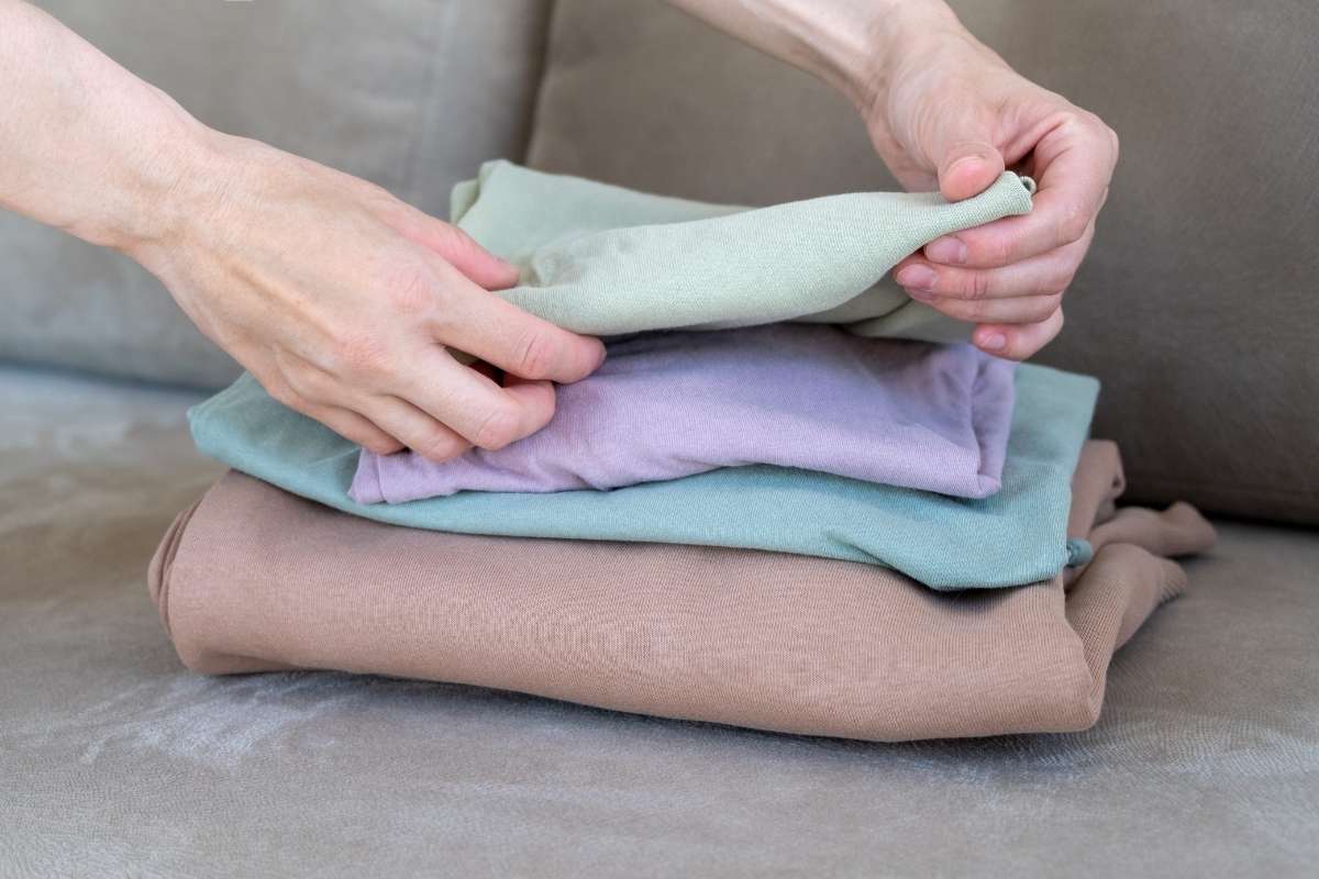 osoba slaže odeću